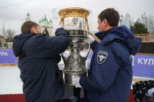 В Астрахань привезли легендарный Кубок Гагарина