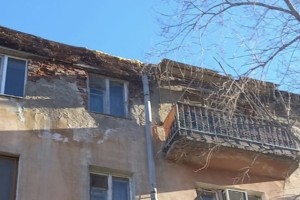 В Советском районе Астрахани с фасада дома отваливаются кирпичи