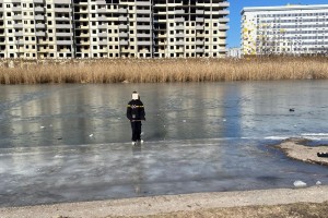 В Астрахани спасатели поймали детей, которые гуляли по льду