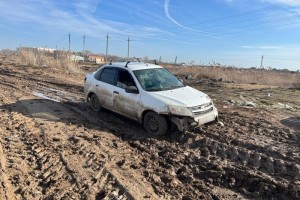 В Астрахани парень застрял на угнанном автомобиле в&#160;грязи