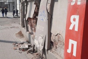 Астраханцы рассказали об опасной стене, которая может в любой момент обрушиться на людей