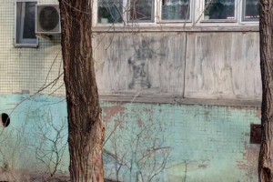 В Астрахани мужчина выпал из&#160;окна