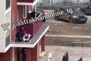 В Астрахани женщина выпала с&#160;третьего этажа жилого дома