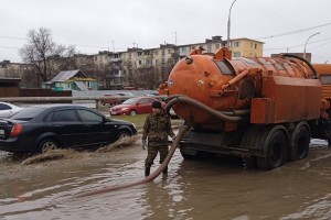 Администрация Астрахани рассказала, как в городе устраняют последствия дождя