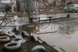 В Астрахани очередной жилой дом утопает в озере нечистот