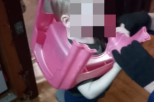 В Астрахани спасли малыша, застрявшего головой в горшке