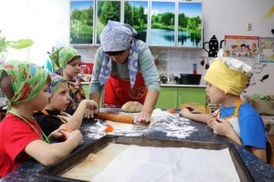 Малыши детского центра «Юность» испекли и отправили бойцам СВО печенье