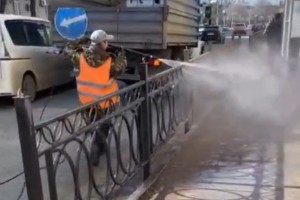 В Астрахани приступили к&#160;чистке дорожных ограждений