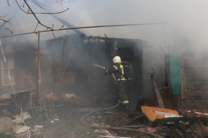В Кировском районе Астрахани сгорел нежилой деревянный дом