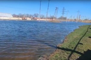 Гигантский разлив питьевой воды в Трусовском районе Астрахани наконец устраняют