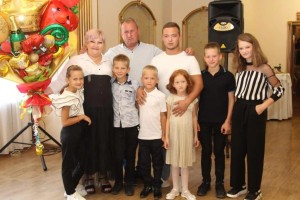Семья из Астраханской области воспитывает девять детей