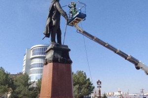 В Астрахани отмывают памятники