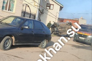 В Астрахани машина снесла опору ЛЭП и перевернулась