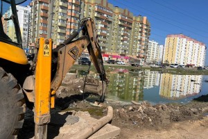 На улице Куликова в&#160;Астрахани заметили мощный канализационный фонтан