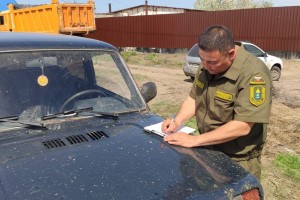 В Астрахани инспекторы поймали водителей грузовиков, засоряющих почву