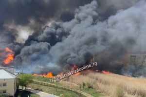 В Астрахани серьезный пожар может перекинуться на жилые дома и&#160;автомобили