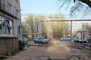Накануне ветер повалил деревья и оборвал провода линий электропередач в Астрахани
