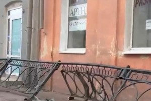 Администрация Астрахани восстанавливает ограждение в центре города