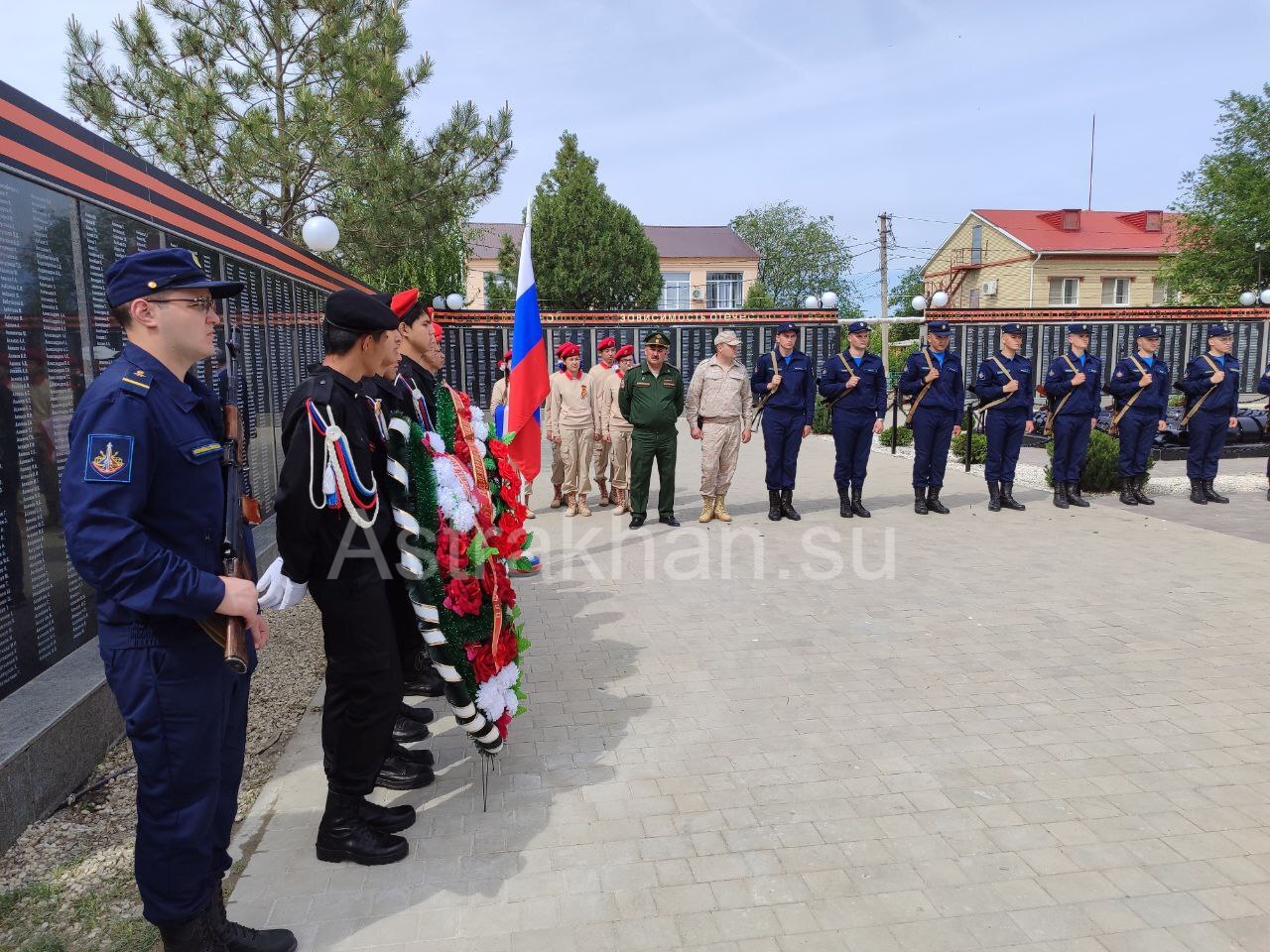 В астраханском поселке Володарский открыли стелу в память о бойцах СВО |  07.05.2024 | Астрахань - БезФормата