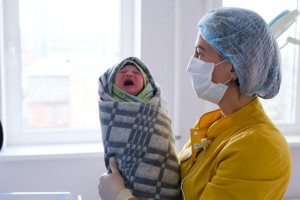 Астраханская область выбивается в лидеры по рождаемости в ЮФО