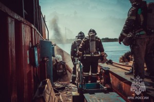 МЧС назвало причину пожара на судне в Астрахани