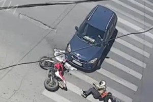 В Астрахани мотоциклист с&#160;пассажиром на скорости перелетели через иномарку