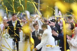 Три астраханские пары поженились в Москве на ВДНХ
