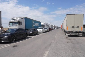 У автомобильного пункта пропуска «Караузек» в Астраханской области образовалась пробка