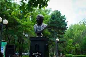 В Астрахани открыли памятник поэту Расулу Гамзатову