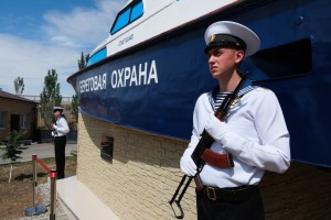 В Астрахани открылся памятник пограничному сторожевому катеру «Аист»