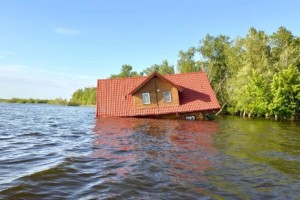 На севере Астраханской области заметили уплывающий дом