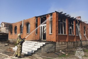 В Трусовском районе Астрахани тушат крупный пожар в жилом доме