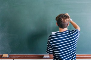 На преподавателя астраханского колледжа завели дело за домогательства к студентам