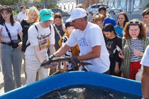 250 особей осетровых рыб выпустили на набережной Волги в Астрахани