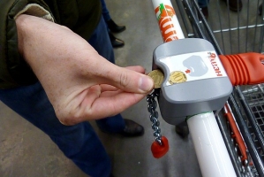 Астраханцы не хотят платить за использование тележек в супермаркетах