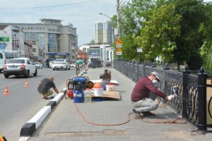В Астрахани чистят мосты городских каналов