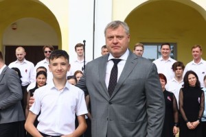 В День России отличившимся астраханским школьникам торжественно вручили паспорта