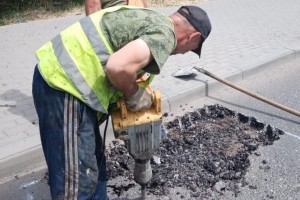 В Астрахани продолжается ямочный ремонт дорог