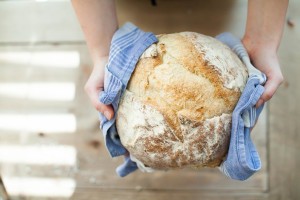 Астраханцев предупредили об опасности покупки хлеба в жару