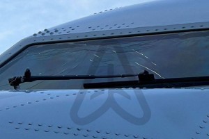 У самолета треснуло лобовое стекло в небе над Астраханью