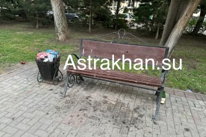 Астраханцы продолжают указывать на грязные лавочки и полные мусорные баки в городе