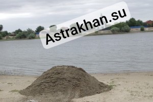 В Астрахани жители микрорайона сами обустраивают пляж