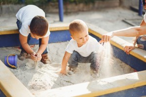Астраханцам рассказали, чем дети могут заразиться в песочнице