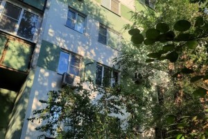 В Трусовском районе Астрахани разбилась выпавшая из окна женщина