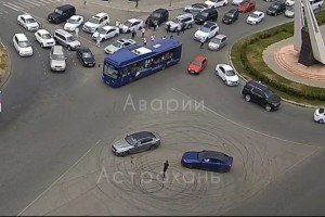 В Астрахани лихачи устроили дрифт у&#160;стелы &#171;Журавли&#187;