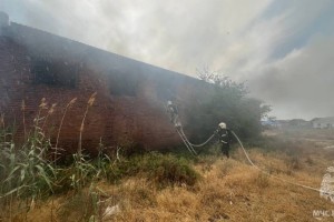 В Приволжском районе тушат пожар на 120 «квадратов»