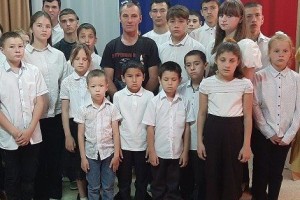 В Астрахани воспитанников соццентра навестил боец СВО