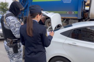 В Астрахани судебные приставы прямо на дороге арестовали автомобили должников