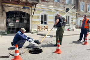 «Астрводоканал» продолжает устранять засоры канализации в городе