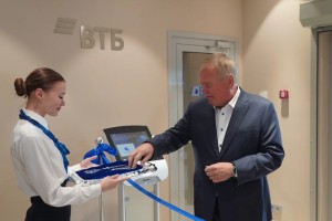 Глава ВТБ Андрей Костин открыл первый офис банка в&#160;Луганске